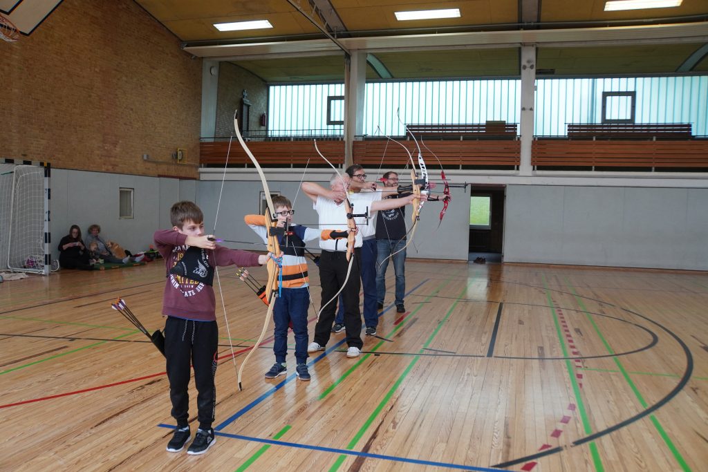 Training der Bogensparte der Ahrensböker Gill in der Falster-Halle