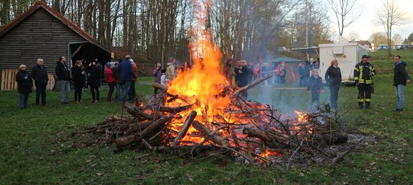 Gelungenes Osterfeuer der Ahrensböker Gill